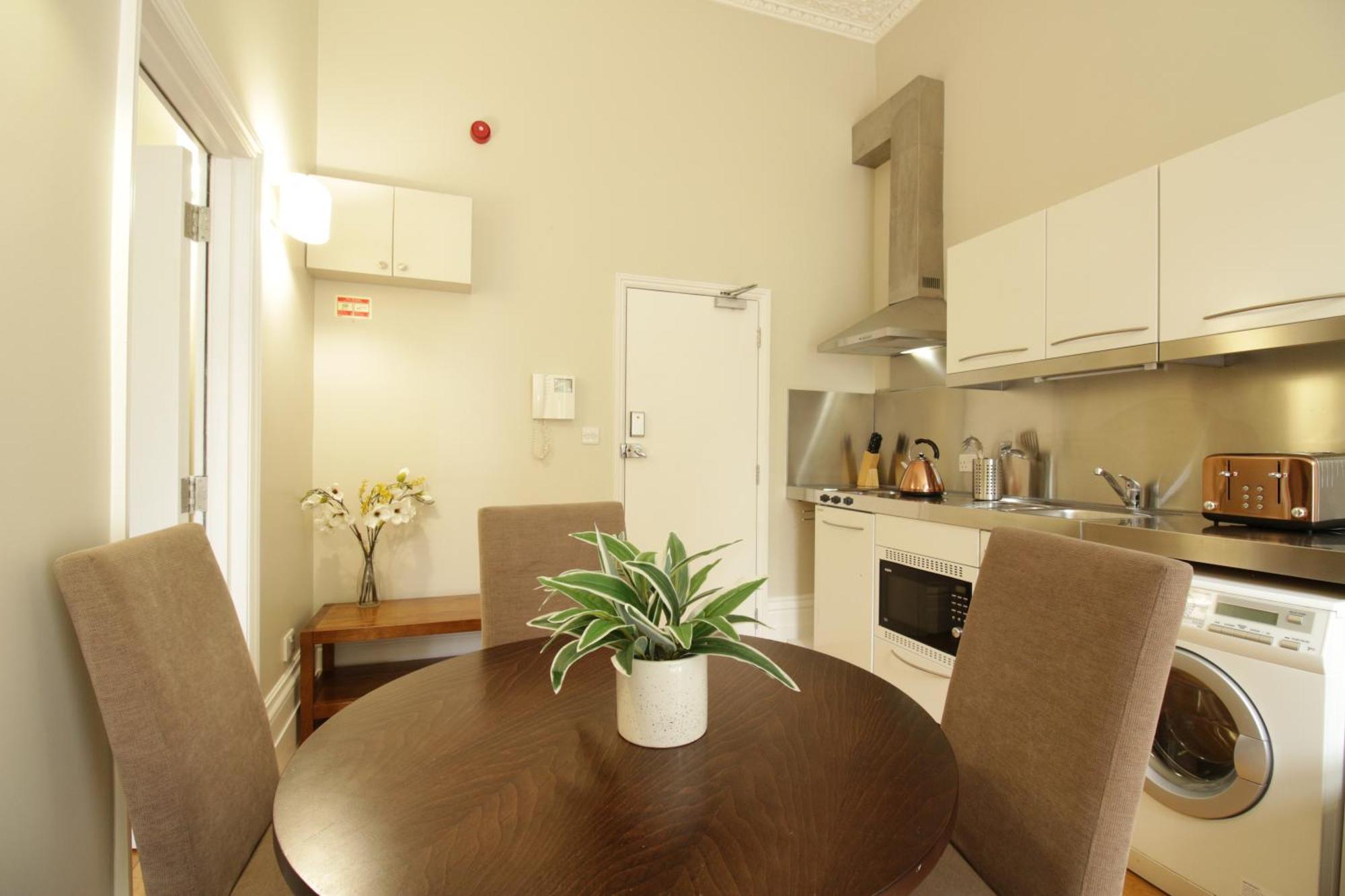 Queen Victoria Apartments Лондон Номер фото